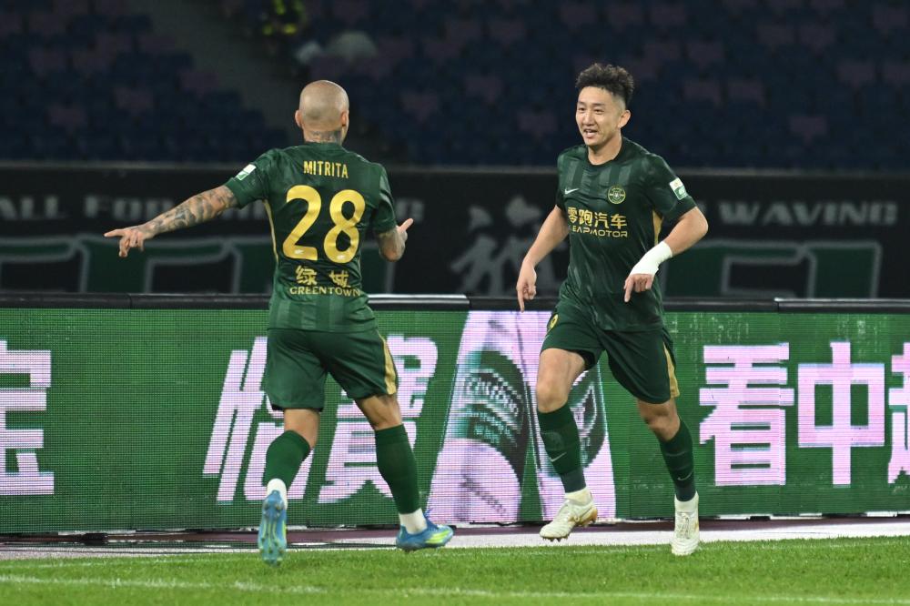 国米球迷齐心协力拉横幅力挺巴斯托尼 鼓励他昂首挺胸迎接挑战